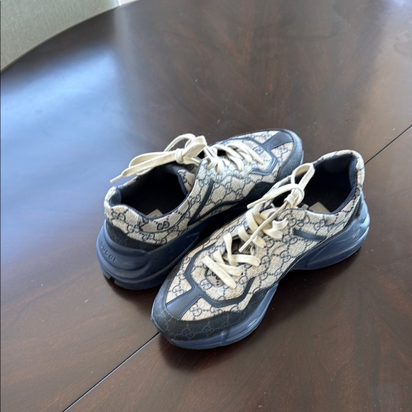 Gucci Black and Cream Sneakers Modern Design - Picture 10 of 10